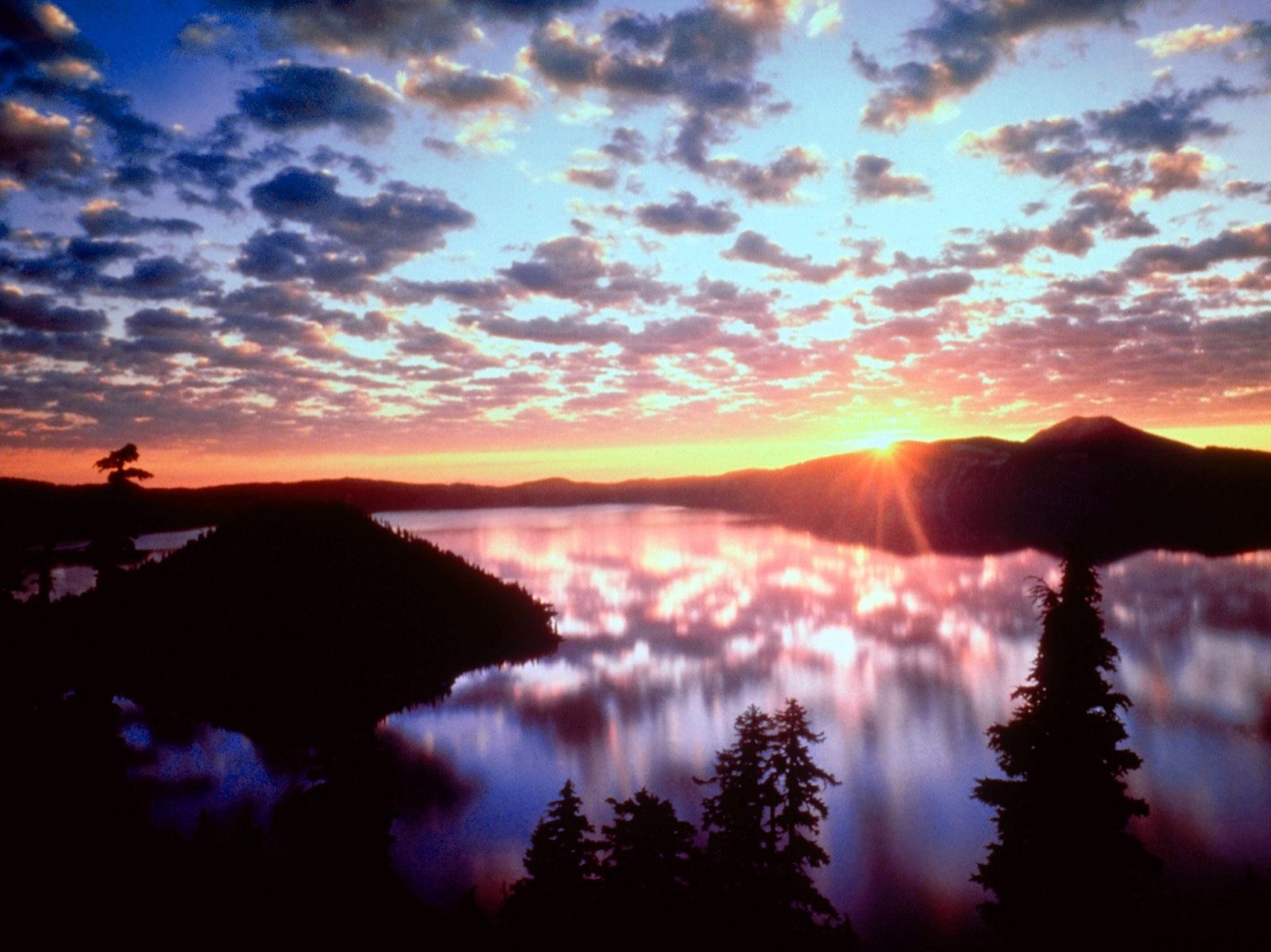 خلفية:شروق الشمس Sunrise on Wizard Island, Crater Lake National P